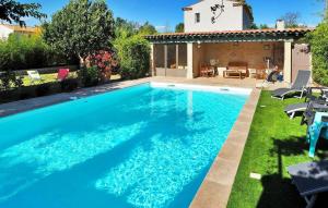 a swimming pool in the yard of a house at Zèbre in Eyragues