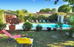 a yellow and pink chair and a swimming pool at Zèbre in Eyragues
