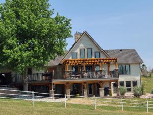 Bild eines Hauses mit einer Terrasse in der Unterkunft Chatfield Country Charm in Littleton