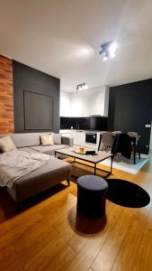 uma sala de estar com um sofá e uma mesa em Apartment 06 em Gjilan