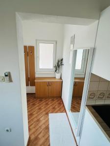 una sala de estar vacía con ventana y suelo de madera en Villa Marina Čiovo Trogir, en Trogir