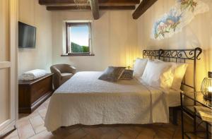 A bed or beds in a room at Agriturismo Il Brugnolo
