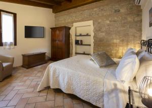A bed or beds in a room at Agriturismo Il Brugnolo