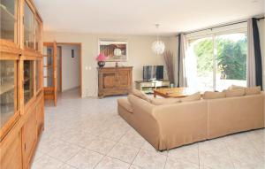 uma sala de estar com um sofá e uma mesa em Gorgeous Home In Eyguieres With Outdoor Swimming Pool em Eyguières