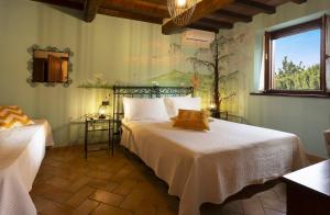 A bed or beds in a room at Agriturismo Il Brugnolo