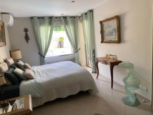 Posteľ alebo postele v izbe v ubytovaní Villa Galateias, un coin de Paradis, superbe vue avec piscine privée + 33 fotografií