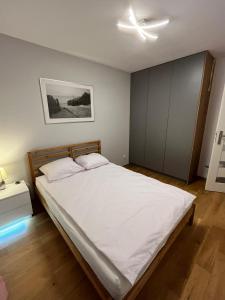 Кровать или кровати в номере Bianco Apartament Reduta Park Free Parking