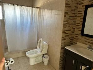 een badkamer met een toilet en een wastafel bij Habitaciones ENMA in Ciudad Juárez