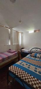 約帕爾的住宿－Hotel Sol Llanero，一间设有两张床的客房,
