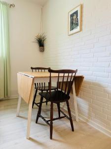 una silla de madera sentada en una mesa de madera en 5 minute walk to LEGO HOUSE - Best location - Garden on site-n4, en Billund