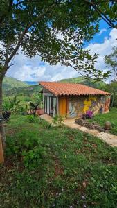 uma pequena casa no meio de um campo em Casa Sedna Andes em Los Andes