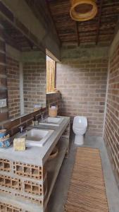 een badkamer met 2 wastafels en een toilet bij Casa Sedna Andes in Los Andes