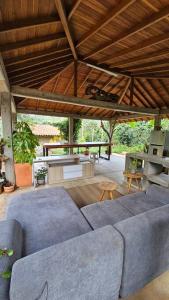 sala de estar con sofá azul y mesa en Casa Sedna Andes, en Los Andes