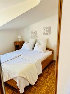 1 dormitorio con 1 cama grande y espejo en Villa Marina Čiovo Trogir, en Trogir