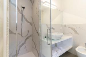 a bathroom with a shower and a sink at TWINSTAY in Catania