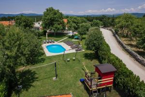 eine Luftansicht eines Resorts mit Pool und Spielplatz in der Unterkunft Villa Ana 1 in Imotski