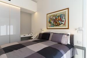 a bedroom with a bed and a painting on the wall at TWINSTAY in Catania