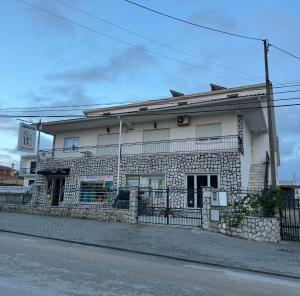 een gebouw aan de straatkant bij Alojamento das Laranjeiras in Fernao Ferro