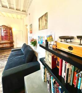 a living room with a couch and a book shelf with books at Agnolo in Florence