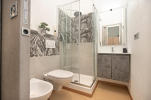 un bagno con doccia, WC e lavandino di Affittacamere Gioiello a Genova Altre 20 foto