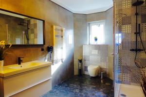 a bathroom with a sink and a shower and a toilet at Apartament LOFT-Grupa PlażoweLove in Krynica Morska