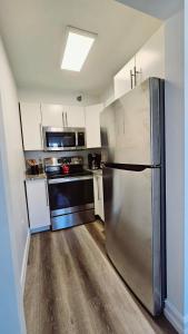 uma cozinha com um grande frigorífico de aço inoxidável em The Lofts on Clematis 601 Downtown West Palm Beach em West Palm Beach