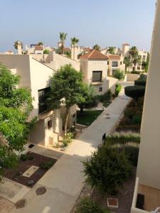uma vista superior de uma rua de casas em Apartamento en Roda Golf em San Javier