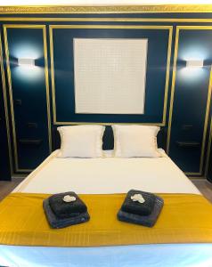 duas toalhas numa cama num quarto em Studio Royal Saint-Omer Centre em Saint-Omer