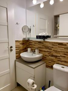 un baño con lavabo e inodoro en Park View City Center Location Apartment with Balcony, en Bratislava 37 fotos más
