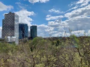 un perfil urbano con edificios altos en el fondo en Park View City Center Location Apartment with Balcony, en Bratislava