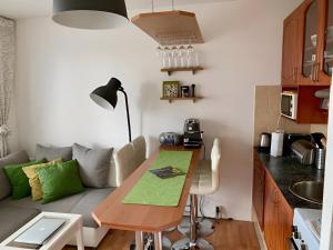 Una cocina o zona de cocina en Park View City Center Location Apartment with Balcony