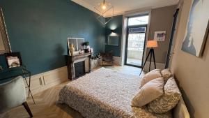 Ένα ή περισσότερα κρεβάτια σε δωμάτιο στο Superbe chambre chez l'habitant