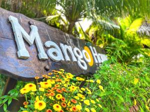 Ein Zeichen mitten in einem Blumenstrauß. in der Unterkunft Mango Home Riverside in Ben Tre