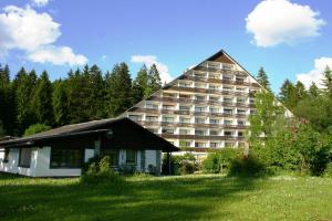 ein großes Gebäude mit einem Gameradach auf einem Feld in der Unterkunft Apartment Ambiente by FiS - Fun in Styria in Bad Mitterndorf