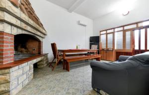 Televízia a/alebo spoločenská miestnosť v ubytovaní Six-Bedroom Holiday Home In Sv, Filip I Jakov
