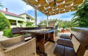 Posedenie v ubytovaní Six-Bedroom Holiday Home In Sv, Filip I Jakov + 37 fotografií