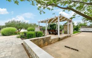 Vonkajšia záhrada v ubytovaní Six-Bedroom Holiday Home In Sv, Filip I Jakov