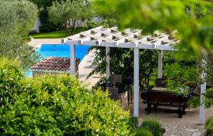 Vonkajšia záhrada v ubytovaní Six-Bedroom Holiday Home In Sv, Filip I Jakov