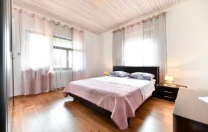 Posteľ alebo postele v izbe v ubytovaní Six-Bedroom Holiday Home In Sv, Filip I Jakov