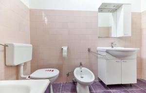 Kúpeľňa v ubytovaní Six-Bedroom Holiday Home In Sv, Filip I Jakov