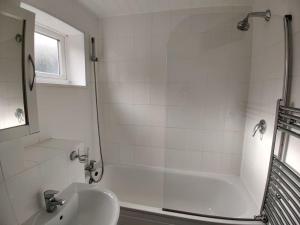 Et bad på Cosy and modern two bedroom flat near Heathrow