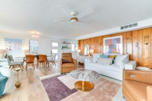 Posezení v ubytování Bright Houghton Lake Home with Boat Dock and Fire Pit