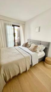a bedroom with a large bed and a window at HOUSE WITH PRIVATE GARDEN in Finestrat