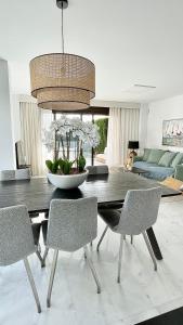 uma mesa de jantar e cadeiras numa sala de estar em HOUSE WITH PRIVATE GARDEN em Finestrat