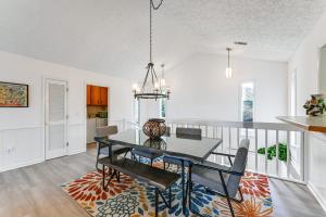 comedor con mesa y sillas en Sky Valley Home with Deck, Community Amenities, en Dillard