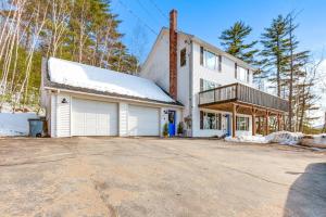 Quiet Mountain-View Home Near Conway and Hiking في Fryeburg: منزل أبيض بسقف مغطى بالثلج