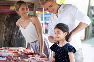 ein Mann und eine Frau schauen auf einen Tisch mit Cupcakes in der Unterkunft The Westin Siray Bay Resort & Spa, Phuket in Phuket + 104 Fotos