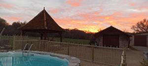 Východ nebo západ slunce při pohledu z bed and breakfast nebo okolí