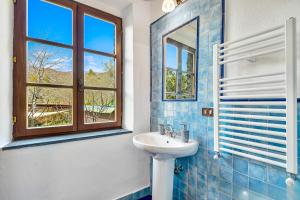 La salle de bains est pourvue d'un lavabo et d'une fenêtre. dans l'établissement Un'Ottima Annata B&B, à Montedivalli Chiesa