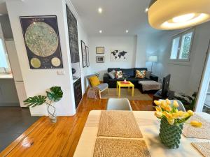 a living room with a couch and a table at TOP APARTMENT ÁTICO con TERRAZA con vistas al ENCIERRO SAN FERMÍN in Pamplona